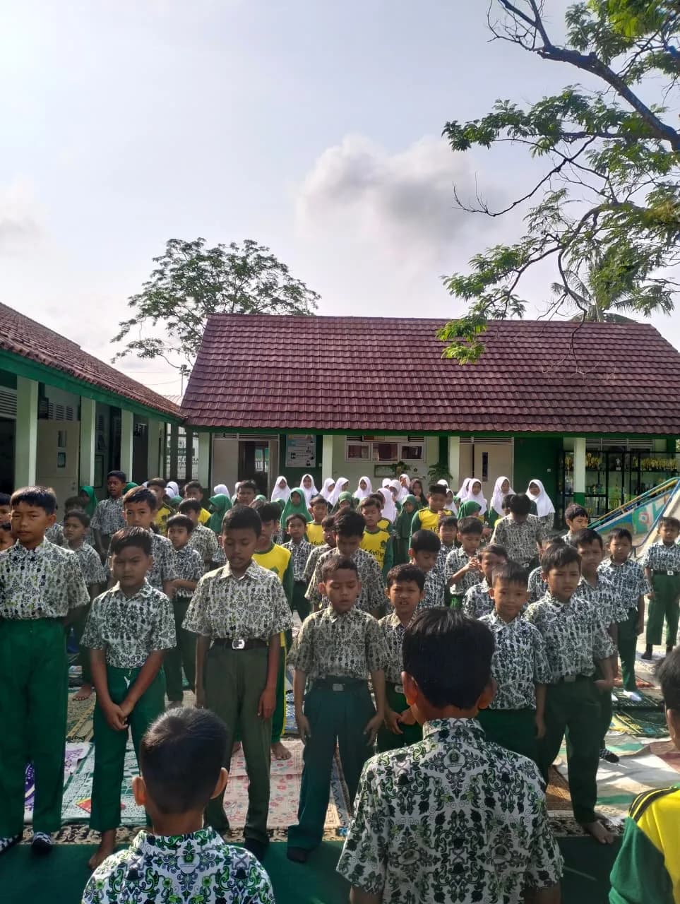 Mahabbah Kamis Menggema di MIN 13 Ciamis, Siswa Bersholawat dan Bertahlil dengan Khidmat