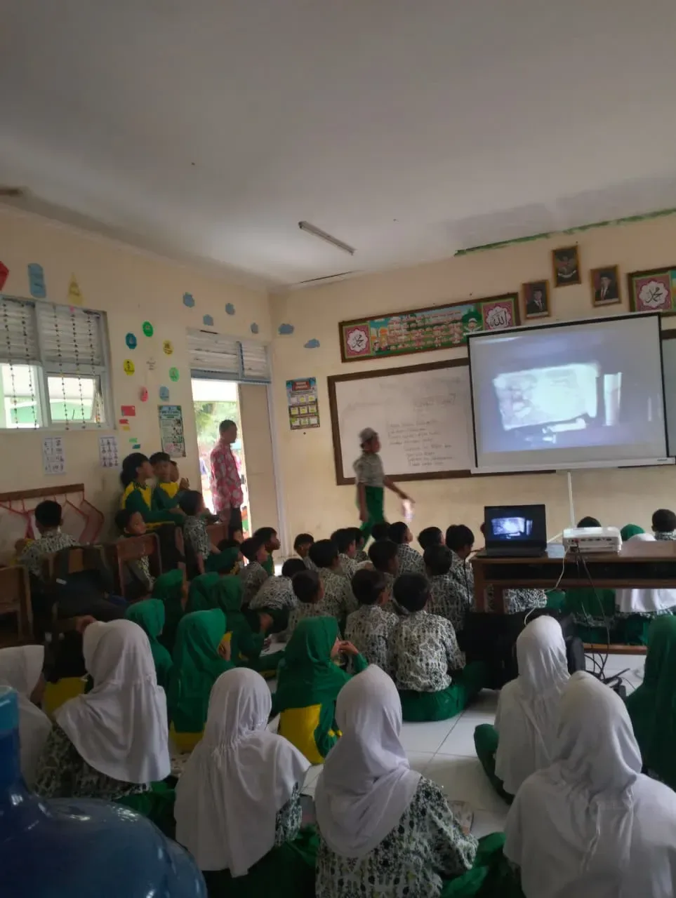 Menanamkan Jiwa Nasionalisme, Siswa-Siswi MIN 13 Ciamis Gelar Nonton Bareng Kisah Pahlawan Revolusi